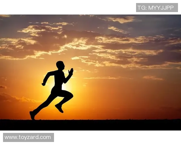 黑白足球明星剪影艺术作品展现运动之美与激情的完美结合